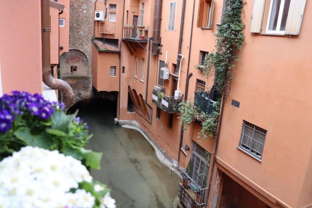 Little Apartment Over The Canal Bologna Exterior photo